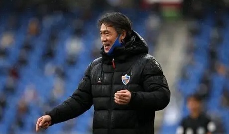 洪明甫率队1胜1平：战术调整显成效，球星依赖论遭反驳